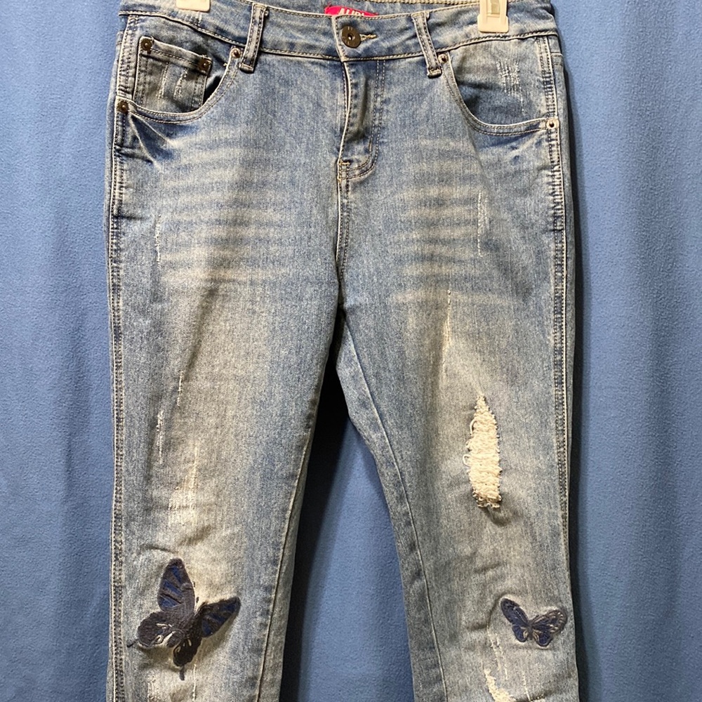Jeans Slim Mid-Rise front zipper and two pockets , two back pockets size 9